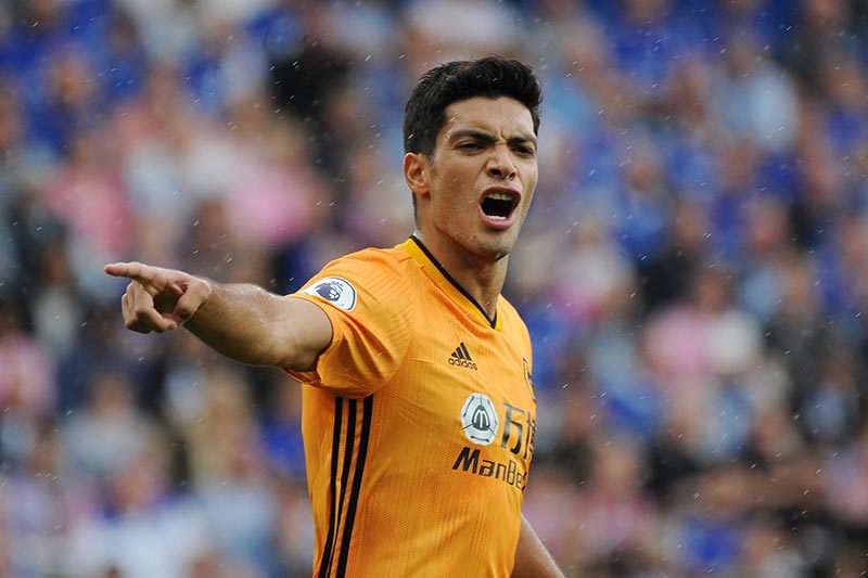 Raúl Jiménez en el encuentro contra Leicester