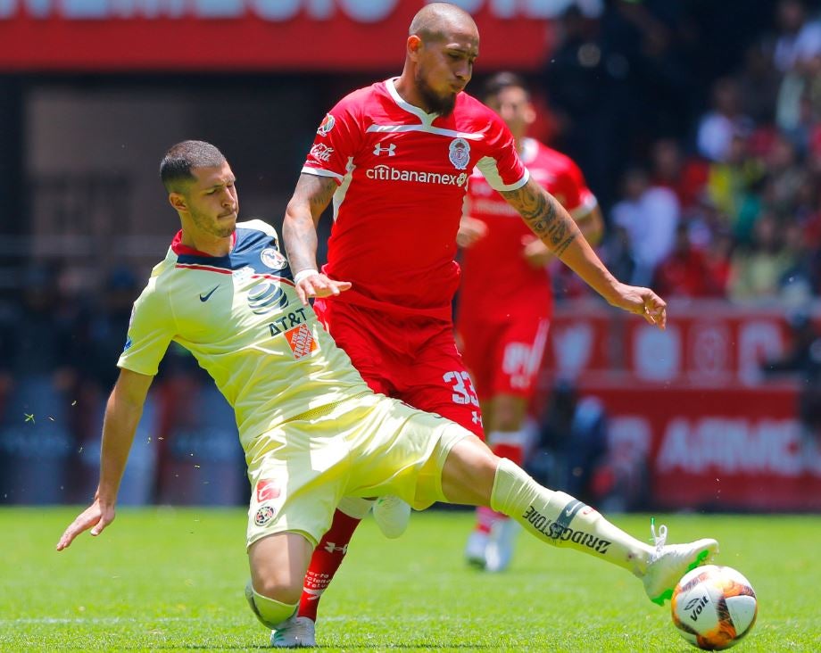 Guido Rodriguiez y Jonatan Maidana pelean por el balón