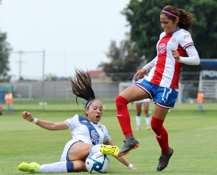 Jugadora de Chivas disputa la pelota contra un rival