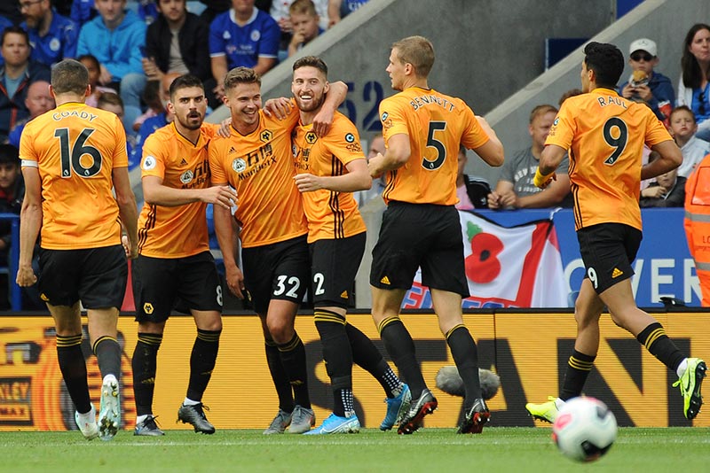 Los jugadores de Wolves celebran el gol antes de que el VAR lo anulara