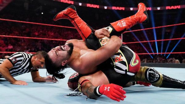 Acción durante el combate entre Andrade y Rey Mysterio