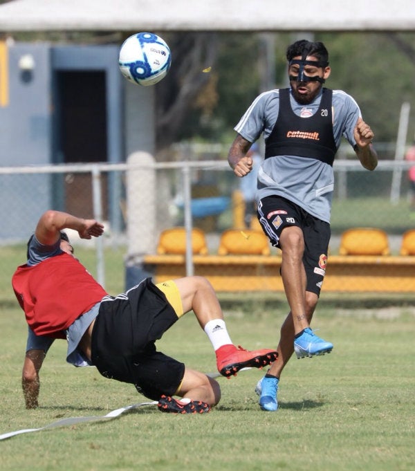 Javier Aquino en entrenamiento con Tigres