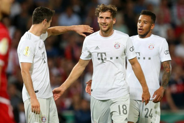 Leon Goretzka siendo felicitado por sus compañeros del Bayern