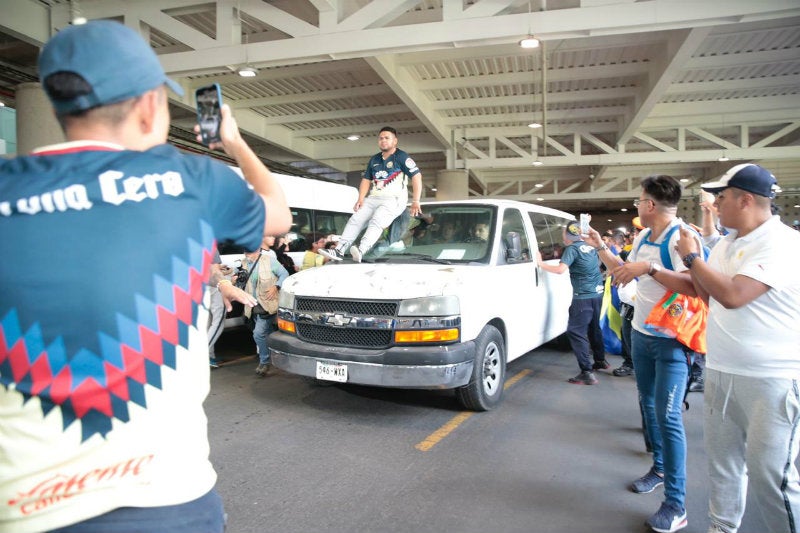 Aficionado en el cofre de la camioneta en la que viajaba Memo Ochoa