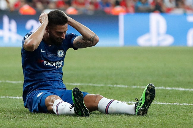 Giroud se lamenta en un juego del Chelsea