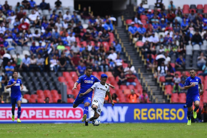 En el fondo, gradas del Azteca en el Cruz Azul vs Juárez