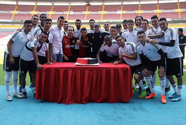 Jugadores del Atlas, junto a su pastel de cumpleaños