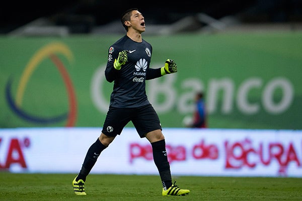 Hugo González celebra gol con América