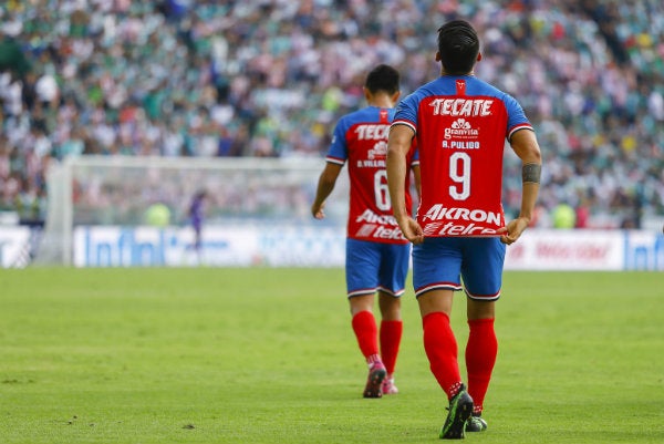 Alan Pulido festejando uno de los goles de su doblete