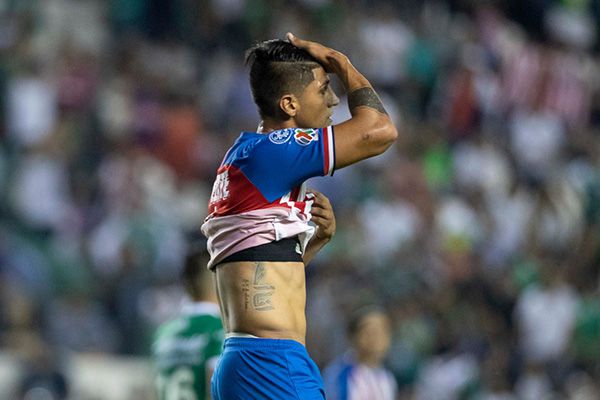 Alan Pulido se lamenta al final del partido