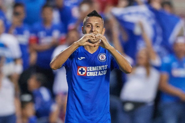 Alvarado celebra un gol con Cruz Azul 