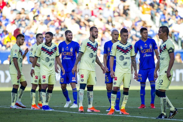 Acción durante un encuentro entre Tigres y América en el Campeón de Campeones