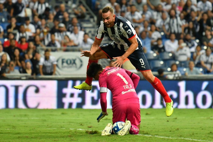 Choque de Jassen y Talavera, durante el partido