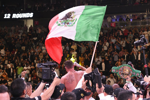 Canelo Álvarez ondeando la bandera de México