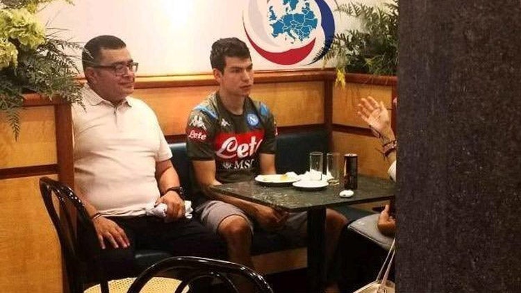 Chucky luce la indumentaria del Napoli