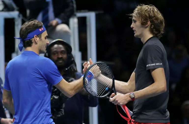 Roger Federer y Alexander Zverev se saludan tras un partido