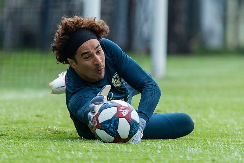 Memo Ochoa en una práctica del América