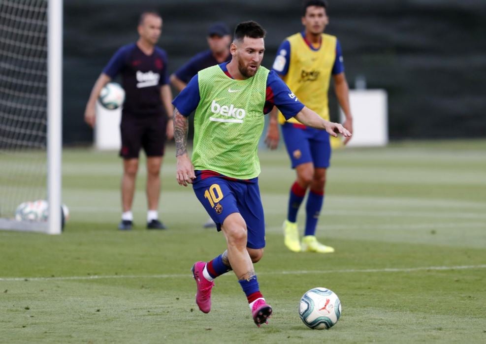 Messi conduce el balón en una práctica de los culés