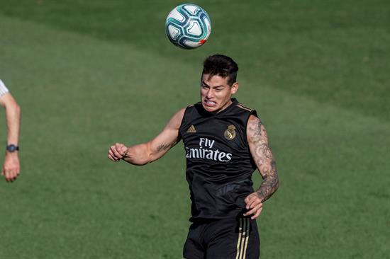 James cabecea durante entrenamiento de Real Madrid 