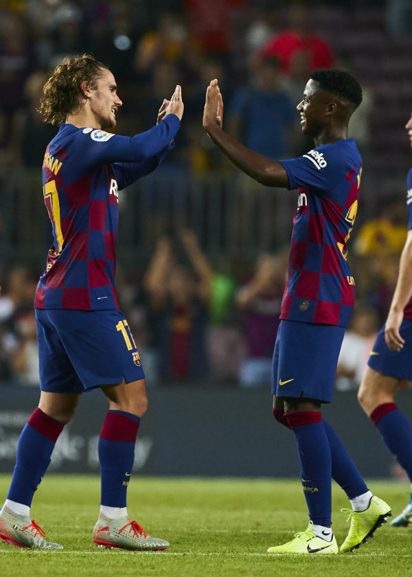 Ansu Fati y Antoine Griezmann celebrando la victoria de Barcelona