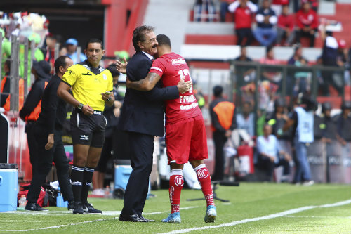 Ricardo La Volpe y Felipe Pardo se abrazan tras un gol