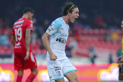 Marcel Ruíz festeja su gol ante el Veracruz