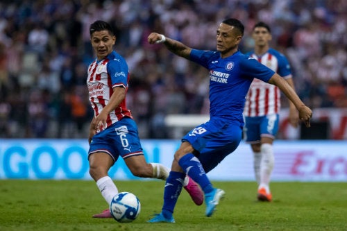 Jugadores de Cruz Azul y Chivas disputan un balón