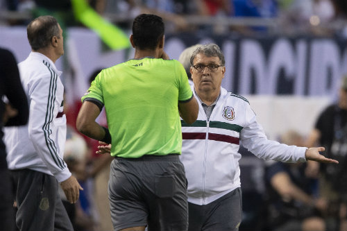 Tata Martino le reclama al árbitro durante Final de la Copa Oro 2019