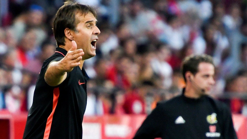 Julen Lopetegui da indicaciones durante un partido del Sevilla