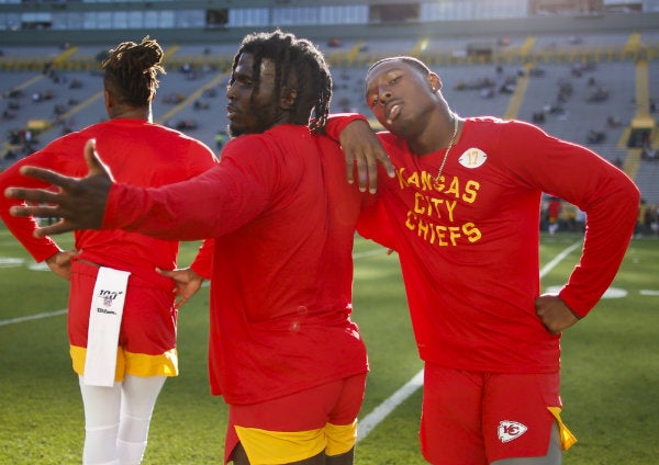 Tyreek Hill y Mecole Hardman previo a un partido con Chiefs