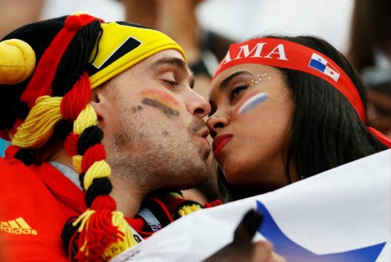 Aficionados dándose un beso en un Alemania vs Holanda