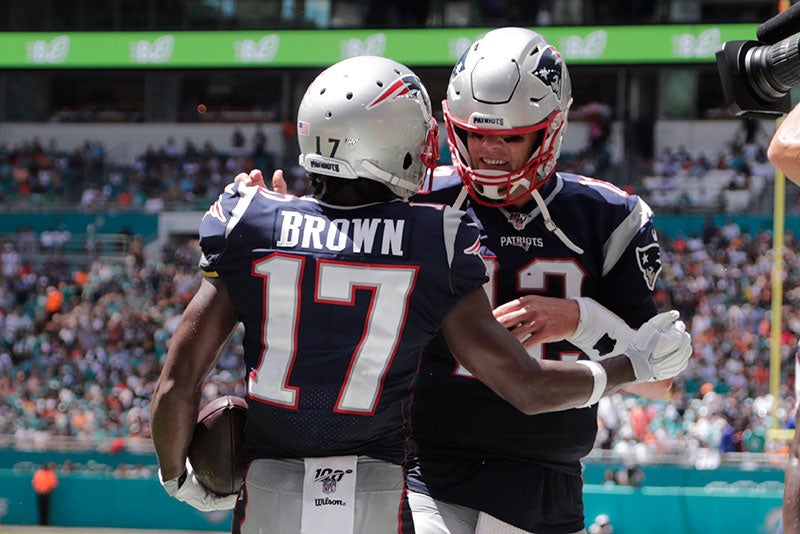 Antonio Brown celebra un touchdown con Tom Brady