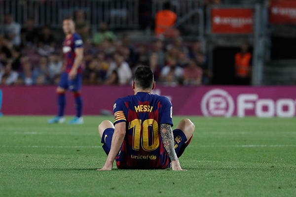 Messi se lamenta en el terreno de juego