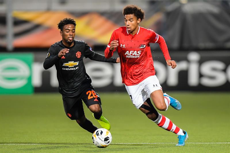 Angel Gomes y Calvin Stengs disputan un balón