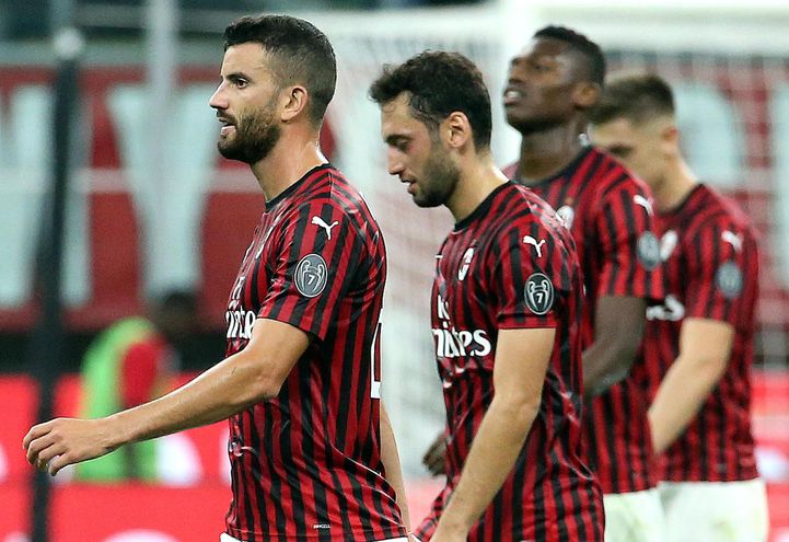 Jugadores del Milan lamentando una derrota
