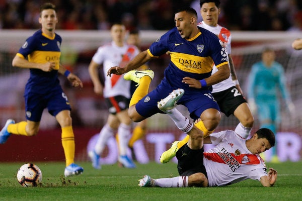 Wanchope Ábila es atropellado por un rival en el River vs Boca