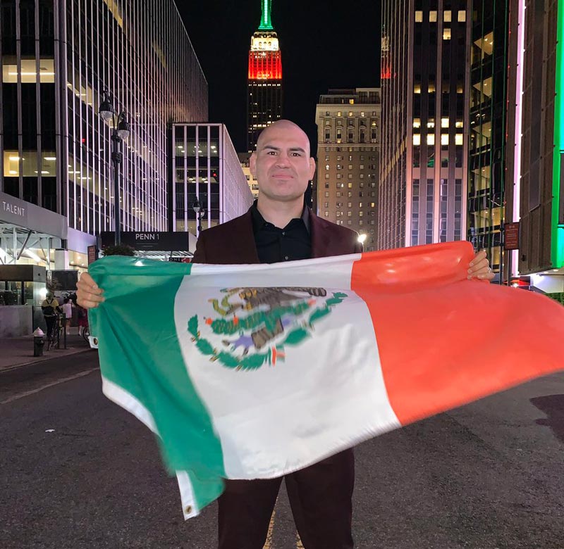 Caín Velázquez ondea la bandera de México