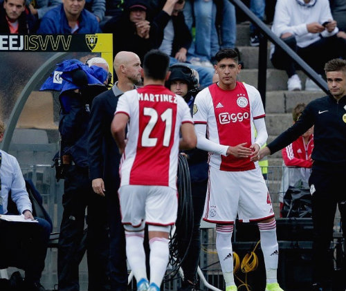 Edson sustituye a Lisandro Martínez durante un juego del Ajax
