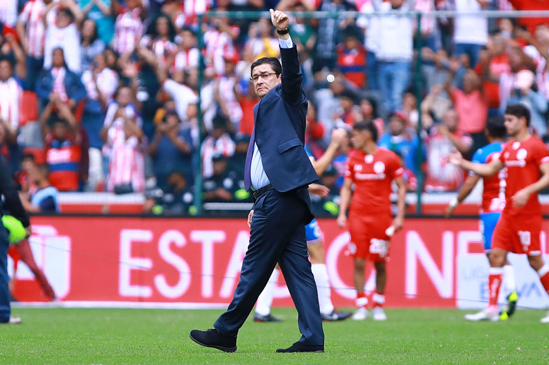 El Flaco saluda a la afición tras la victoria contra Toluca 