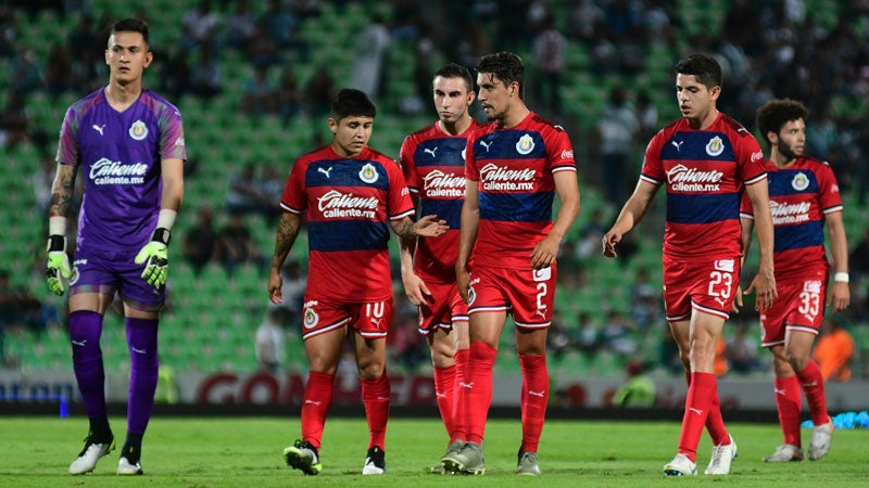 Jugadores de Chivas lamentan una derrota en Copa MX
