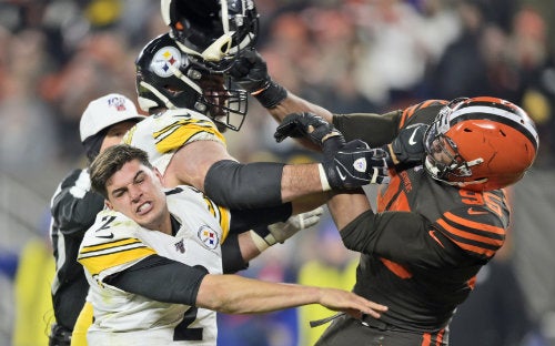 Mason Rudolph y Myles Garrett durante la pelea