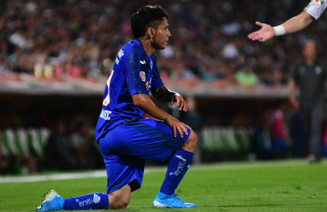 Misael Domínguez en el partido entre Santos y Cruz Azul