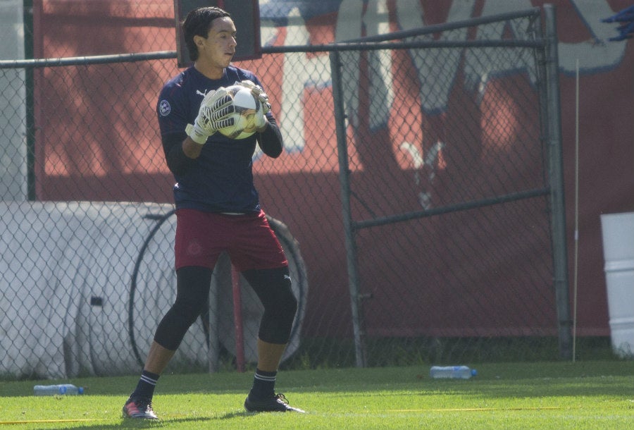 Antonio Rodríguez se hizo de la titularidad en la portería de Chivas