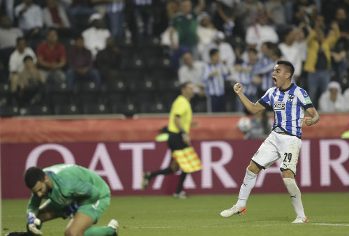 Carlos Rodríguez le anota un gol al Al-Sadd