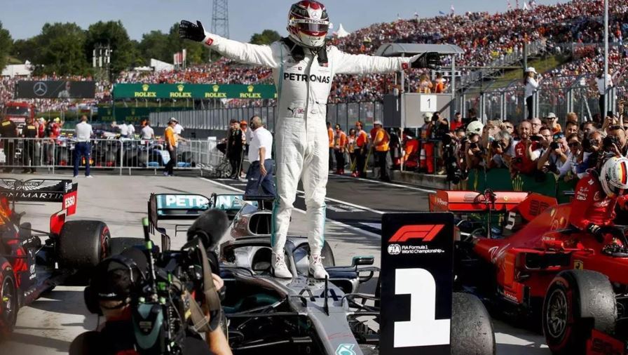 Lewis Hamilton festejando la victoria 
