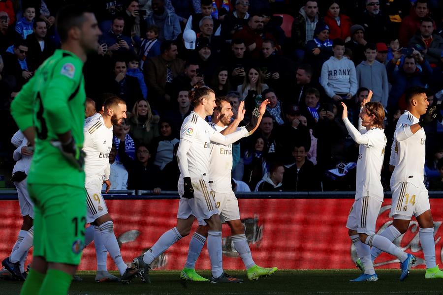 Jugadores del Real Madrid festejan una anotación