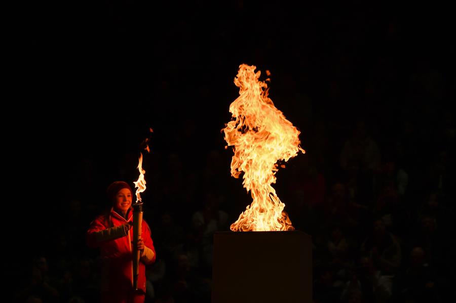 La atleta suiza Gina Zehnder enciende la llama olímpica 