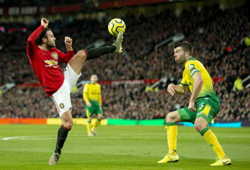 Juan Mata controla un balón ante el Norwich