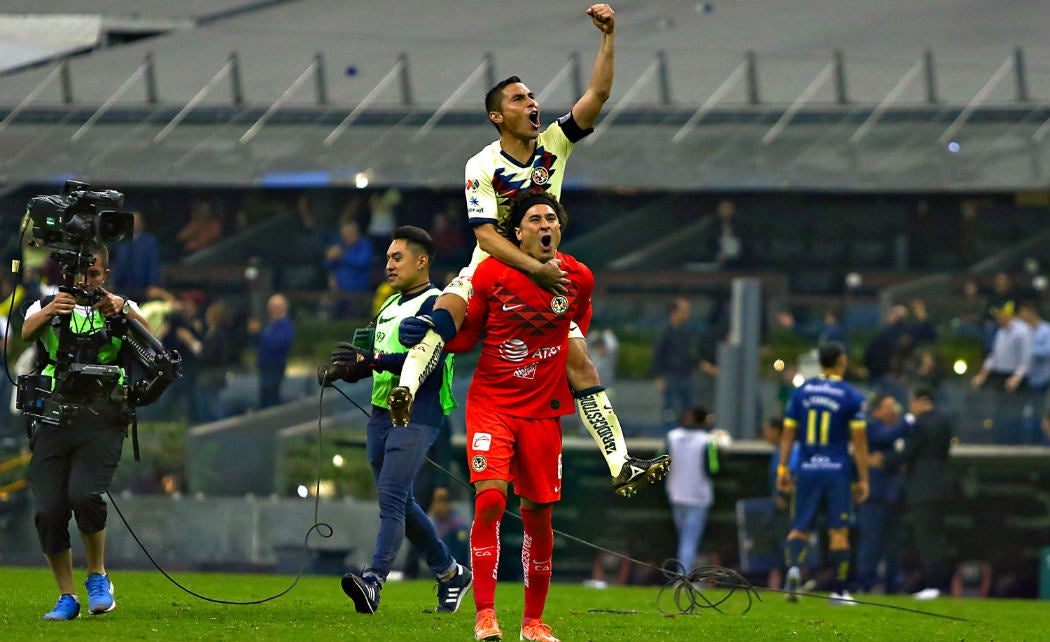 Guillermo Ochoa celebrando un gol junto a Paul Aguilar