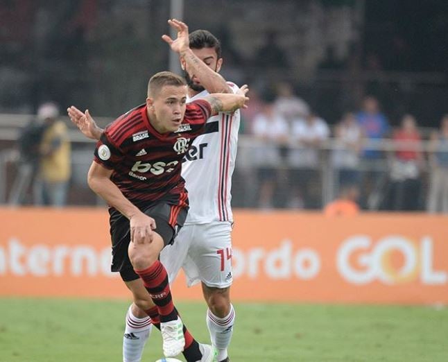 Piris disputa un balón en un juego con Flamengo